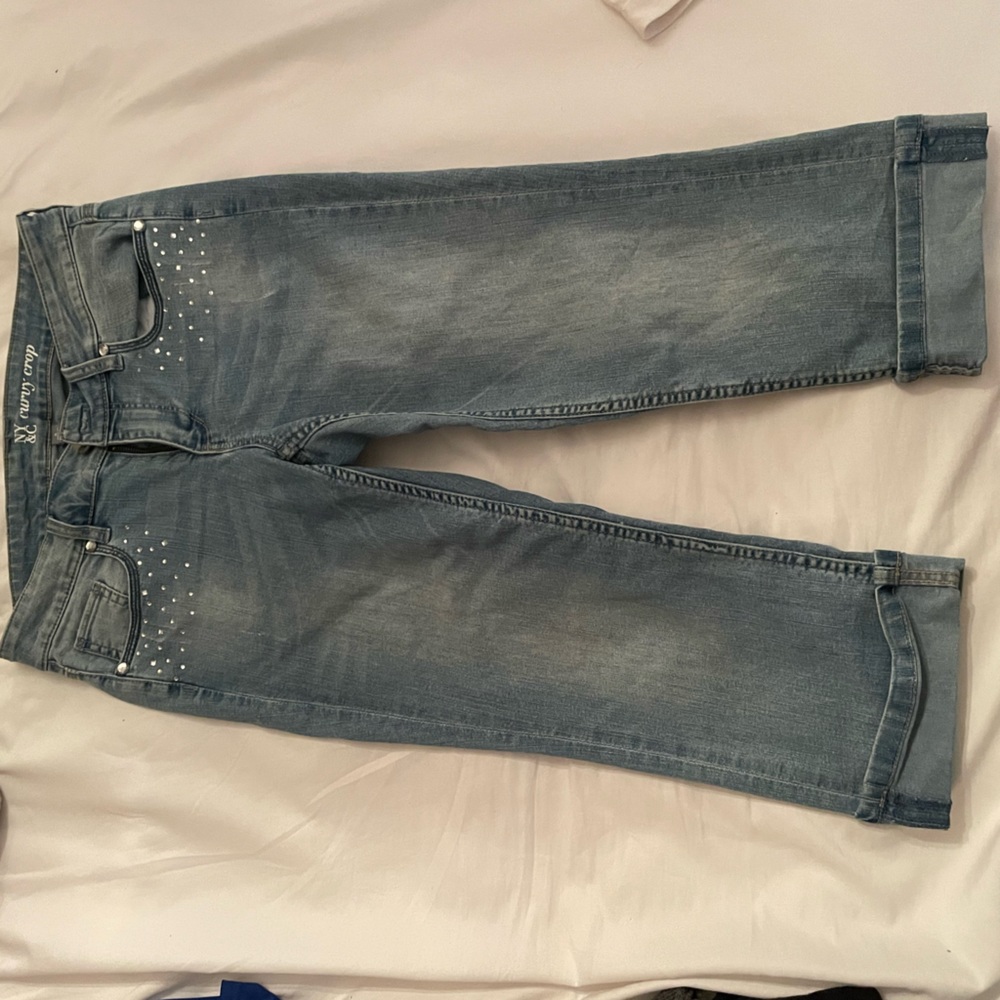 Size 6 New York and Company capris. Curvy crop. Super cute and flattering.